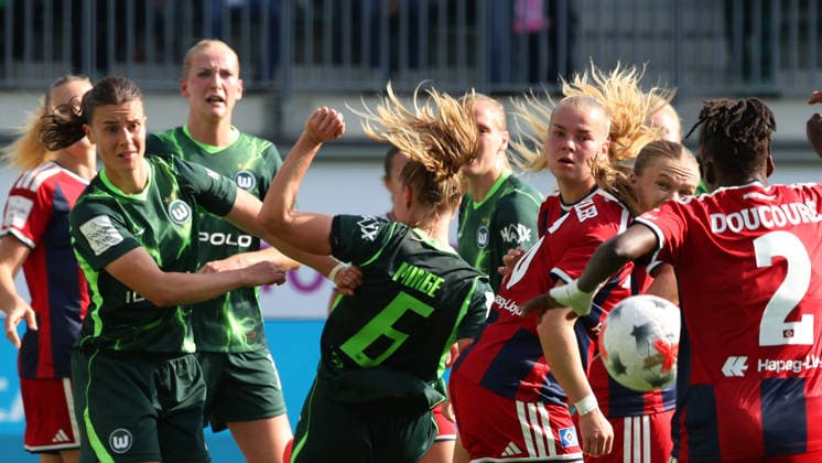 VfL vs. HSV, Women s Bundesliga, Wolfsburg, October 4, 2026, Soccer, Women, Google Pixel Bundesliga, 2026–2027 Season, VfL Wolfsburg vs. Hamburger SV, Camilla Küver (VfL Wolfsburg), Janina Minge (VfL Wolfsburg), AOK Stadium, Lower Saxony, Germany