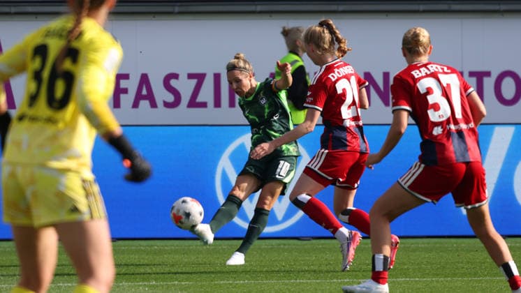 VfL vs. HSV, Women s Bundesliga, Wolfsburg, October 4, 2026, Soccer, Women, Google Pixel Bundesliga, 2026–2027 Season, VfL Wolfsburg vs. Hamburger SV; Svenja Huth (VfL Wolfsburg), Jaqueline Dönges (HSV), Paulina Bartz (HSV); AOK Stadium, Lower Saxony, Germany
