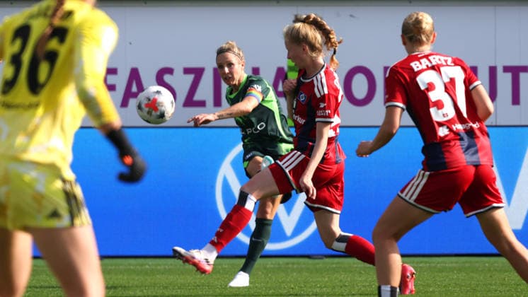 VfL vs. HSV, Women s Bundesliga, Wolfsburg, October 4, 2026, Soccer, Women, Google Pixel Bundesliga, 2026–2027 Season, VfL Wolfsburg vs. Hamburger SV, Svenja Huth (VfL Wolfsburg), Jaqueline Dönges (HSV), AOK Stadium, Lower Saxony, Germany