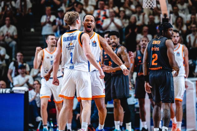 easycredit BBL Basketball Bundesliga 2026–2027, Matchday 4: Science City Jena vs. NINERS Chemnitz on October 4, 2026. Emotions run high as Jemarl Baker Jr. (right) celebrates with Raphael Falkenthal after a successful shot at Sparkassen Arena.