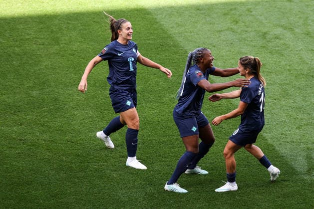 Tottenham Hotspur gegen London City Lionesses, 4. Oktober 2026, London Women’s Super League Tottenham Hotspur gegen London City Lionesses Danielle van de Donk von den London City Lionesses feiert das vierte Tor gemeinsam mit Kadidiatou Diani von den London City Lionesses und Alexia Putellas von den London City Lionesses Foto: Jacques Feeney Offside London, Großbritannien Copyright: xJacquesxFeeneyx xOffsidexOffside