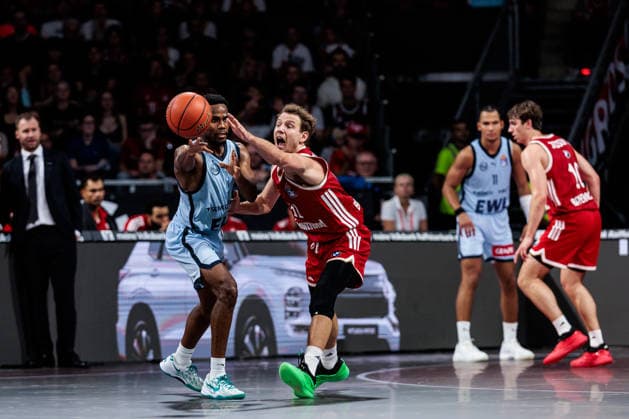 easyCredit Basketball Bundesliga FC Bayern Munich EWE Baskets Oldenburg October 4, 2026 Jeremy Roach (EWE Baskets Oldenburg), No. 5 with the ball; Rokas Jokubaitis (FC Bayern Munich), No. 31, fighting for a steal easyCredit Basketball Bundesliga FC Bayern Munich EWE Baskets Oldenburg, Munich, BMW Park on October 4, 2026 Copyright: xBEAUTIFULxSPORTS Wunderlx