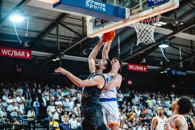 easycredit BBL Basketball Bundesliga 2026–2027, Matchday 4: Science City Jena vs. NINERS Chemnitz on October 4, 2026; Christian Skladanowski (Jena) blocks Mateo Seric (Chemnitz) at Sparkassen Arena
