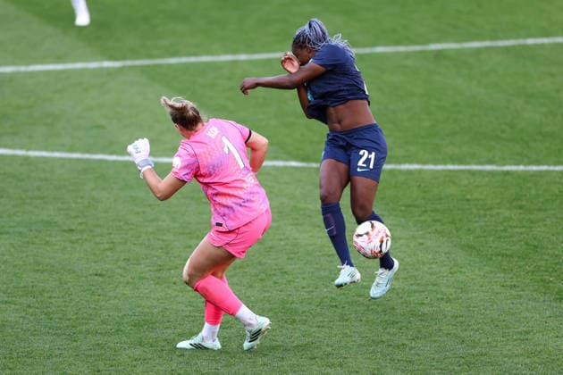 Tottenham Hotspur gegen London City Lionesses, 4. Oktober 2026, London Women’s Super League Tottenham Hotspur gegen London City Lionesses Kadidiatou Diani von den London City Lionesses blockt den Abstoß der Tottenham-Hotspur-Torhüterin Lize Kop und erzielt damit das fünfte Tor für die London City Lionesses. Foto: Jacques Feeney Abseits London, Großbritannien Copyright: xJacquesxFeeneyx xOffsidexOffside