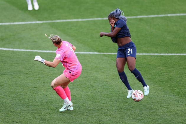 Tottenham Hotspur gegen London City Lionesses, 4. Oktober 2026, London Women’s Super League Tottenham Hotspur gegen London City Lionesses Kadidiatou Diani von den London City Lionesses blockt den Abstoß der Tottenham-Hotspur-Torhüterin Lize Kop und erzielt damit das fünfte Tor für die London City Lionesses. Foto: Jacques Feeney Abseits London, Großbritannien Copyright: xJacquesxFeeneyx xOffsidexOffside