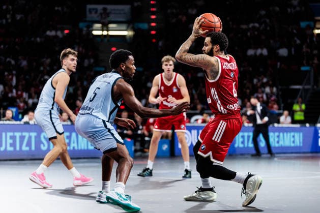 easyCredit Basketball Bundesliga FC Bayern Munich vs. EWE Baskets Oldenburg, October 4, 2026 Duane Washington of FC Bayern Munich, No. 4, with the ball against Jeremy Roach of EWE Baskets Oldenburg, No. 5 easyCredit Basketball Bundesliga FC Bayern Munich vs. EWE Baskets Oldenburg, Munich, BMW Park on October 4, 2026 Copyright: xBEAUTIFULxSPORTS Wunderlx
