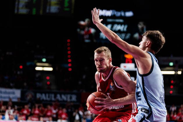 easyCredit Basketball Bundesliga FC Bayern Munich vs. EWE Baskets Oldenburg, October 4, 2026 Niels Giffey (FC Bayern Munich), No. 5, with the ball against Zachary Ensminger (EWE Baskets Oldenburg), No. 3 easyCredit Basketball Bundesliga FC Bayern Munich vs. EWE Baskets Oldenburg, Munich, BMW Park on October 4, 2026 Copyright: xBEAUTIFULxSPORTS Wunderlx
