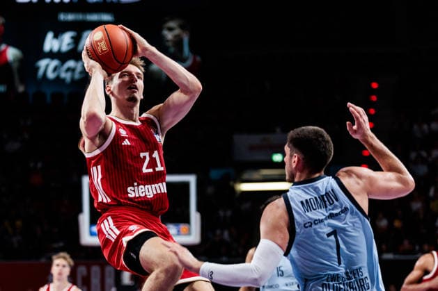 easyCredit Basketball Bundesliga FC Bayern Munich vs. EWE Baskets Oldenburg, October 4, 2026 Justus Hollatz of FC Bayern Munich, No. 21, shoots against Stefan Momirov of EWE Baskets Oldenburg, No. 7 easyCredit Basketball Bundesliga FC Bayern Munich vs. EWE Baskets Oldenburg, Munich, BMW Park on October 4, 2026 Copyright: xBEAUTIFULxSPORTS Wunderlx