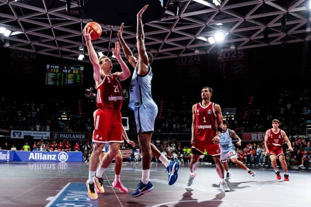 easyCredit Basketball Bundesliga FC Bayern Munich vs. EWE Baskets Oldenburg, October 4, 2026 Justus Hollatz of FC Bayern Munich, No. 21, shooting against Demajeo Wiggins of EWE Baskets Oldenburg, No. 2 easyCredit Basketball Bundesliga FC Bayern Munich vs. EWE Baskets Oldenburg, Munich, BMW Park on October 4, 2026 Copyright: xBEAUTIFULxSPORTS Wunderlx