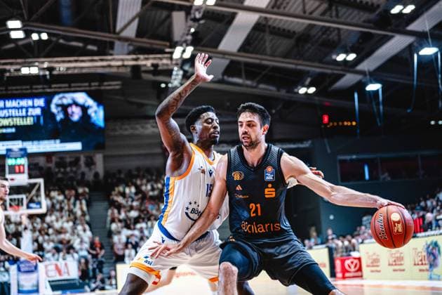 easycredit BBL Basketball Bundesliga 2026–2027, Matchday 4: Science City Jena vs. NINERS Chemnitz on October 4, 2026; Mateo Seric of Chemnitz has the ball against Sacar Anim of Jena at Sparkassen Arena