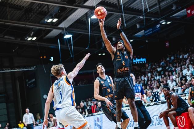 easycredit BBL Basketball Bundesliga 2026–2027, Matchday 4: Science City Jena vs. NINERS Chemnitz on October 4, 2026. Stefan Smith of Chemnitz takes a shot against Raphael Falkenthal of Jena at the Sparkassen Arena.