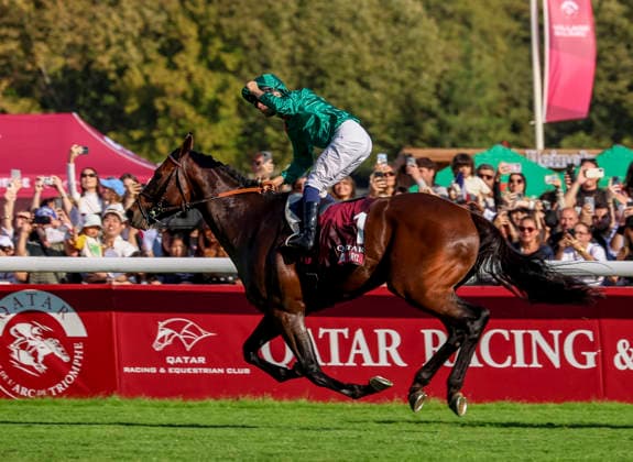 October 4, 2026, Paris, USA: Daryz (1) ridden by Mickael Barzalona wins the Qatar Prix de lâ€⠢arc de Triomphe (Group 1) at Longchamp Racecourse in Paris, France on October 4, 2026. Eclipse Sportswire CSM Paris USA - ZUMAcs17 20261004_faf_cs17_074 Copyright: xSandraxScherningx