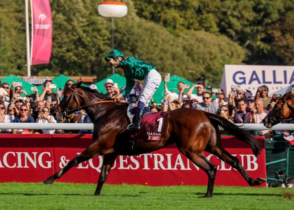 October 4, 2026, Paris, USA: Daryz (1) ridden by Mickael Barzalona wins the Qatar Prix de lâ€⠢arc de Triomphe (Group 1) at Longchamp Racecourse in Paris, France on October 4, 2026. Eclipse Sportswire CSM Paris USA - ZUMAcs17 20261004_faf_cs17_076 Copyright: xSandraxScherningx
