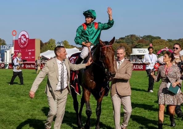 October 4, 2026, Paris, USA: Daryz (1) ridden by Mickael Barzalona wins the Qatar Prix de lâ€⠢arc de Triomphe (Group 1) at Longchamp Racecourse in Paris, France on October 4, 2026. Eclipse Sportswire CSM Paris USA - ZUMAcs17 20261004_faf_cs17_081 Copyright: xSandraxScherningx