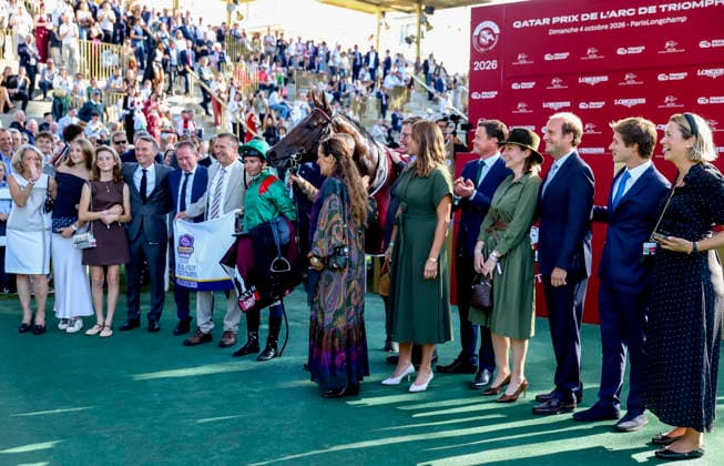 October 4, 2026, Paris, USA: Daryz (1) ridden by Mickael Barzalona wins the Qatar Prix de lâ€⠢arc de Triomphe (Group 1) at Longchamp Racecourse in Paris, France on October 4, 2026. Eclipse Sportswire CSM Paris USA - ZUMAcs17 20261004_faf_cs17_082 Copyright: xSandraxScherningx