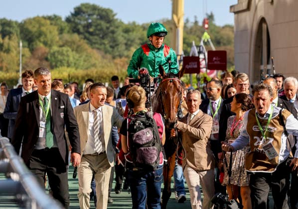 October 4, 2026, Paris, USA: Daryz (1) ridden by Mickael Barzalona wins the Qatar Prix de lâ€⠢arc de Triomphe (Group 1) at Longchamp Racecourse in Paris, France on October 4, 2026. Eclipse Sportswire CSM Paris USA - ZUMAcs17 20261004_faf_cs17_089 Copyright: xSandraxScherningx