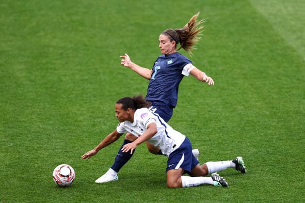 Tottenham Hotspur gegen London City Lionesses, 4. Oktober 2026, London Women’s Super League: Tottenham Hotspur gegen London City Lionesses – Alexia Putellas von den London City Lionesses und Drew Spence von Tottenham Hotspur. Foto: Jacques Feeney, Offside, London, Großbritannien Copyright: xJacquesxFeeneyx xOffsidexOffside