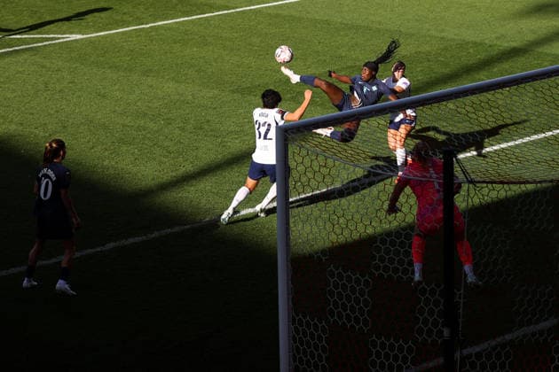 Tottenham Hotspur gegen London City Lionesses, 4. Oktober 2026, London Women’s Super League: Tottenham Hotspur gegen London City Lionesses – Nicole Anyomi von den London City Lionesses versucht einen Fallrückzieher. Foto: Jacques Feeney. Abseits. London, Großbritannien Copyright: xJacquesxFeeneyx xOffsidexOffside
