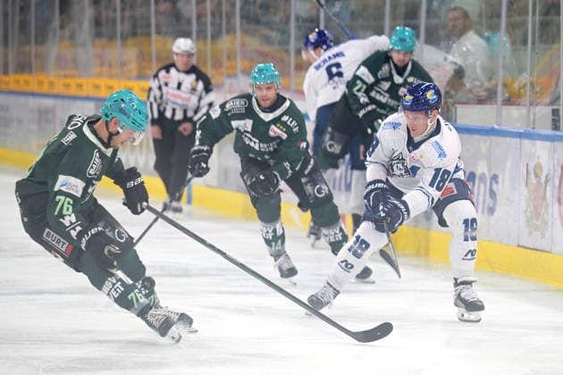 Laurin Braun (EC Kassel Huskies), No. 18, battling for the puck against Maximilian Soell (Bietigheim Steelers), No. 76; Bietigheim Steelers vs. EC Kassel Huskies, ice hockey, DEL 2, Game 6 of the regular season, 2026–2027 season, October 4, 2026, Bietigheim Steelers vs. EC Kassel Huskies, ice hockey, DEL 2, 6th regular-season game, 2026–2027 season, October 4, 2026, Bietigheim Copyright: xEibner-Pressefotox EP_TBR