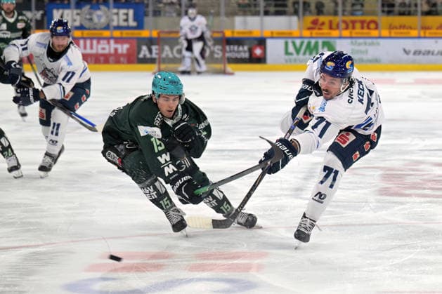 Tristan Keck of the EC Kassel Huskies, No. 71, takes a shot on goal while battling Dominik Klein of the Bietigheim Steelers, No. 15; Bietigheim Steelers vs. EC Kassel Huskies, ice hockey, DEL 2, Game 6 of the regular season, 2026–2027 season, April 10, 2026 Bietigheim Steelers vs. EC Kassel Huskies, ice hockey, DEL 2, Game 6 of the regular season, 2026–2027 season, October 4, 2026, Bietigheim Copyright: xEibner-Pressefotox EP_TBR