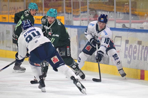 Laurin Braun (EC Kassel Huskies, 18) in a one-on-one battle with Steven Raabe (Bietigheim Steelers, 41); Bietigheim Steelers vs. EC Kassel Huskies, ice hockey, DEL 2, Game 6 of the regular season, 2026–2027 season, October 4, 2026, Bietigheim Steelers vs. EC Kassel Huskies, Ice Hockey, DEL 2, 6th Regular Season Game, 2026–2027 Season, October 4, 2026, Bietigheim Copyright: xEibner-Pressefotox EP_TBR