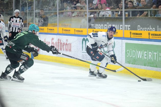 Brendan O Donnell (EC Kassel Huskies), No. 91, battling for the puck against Arne Uplegger (Bietigheim Steelers), No. 77; Bietigheim Steelers vs. EC Kassel Huskies, ice hockey, DEL 2, Game 6 of the regular season, 2026–2027 season, October 4, 2026 Bietigheim Steelers vs. EC Kassel Huskies, Ice Hockey, DEL 2, Game 6 of the regular season, 2026–2027 season, October 4, 2026, Bietigheim Copyright: xEibner-Pressefotox EP_TBR