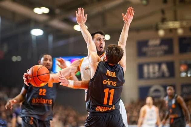 BASKETBALL EASYCREDIT BBL MATCHDAY 4 SCIENCE CITY JENA NINERS CHEMNITZ ** FOR EDITORIAL PURPOSES ONLY ** EDITORIAL USE ONLY ** p October 4, 2026 Jena Basketball easyCredit BBL 1 Basketball Bundesliga 2026–2027 Season, Matchday 4, Sparkassen Arena, Science City Jena NINERS Chemnitz. Pictured: Alexander James Herrera (41) of Science City Jena in a duel with Elias Rödl (11) of the NNINERS Chemnitz Germany Thuringia Jena Copyright SaschaxFromm Copyright: SaschaxFromm doc87vvwb77pvt8pkl51yqd ,EDITORIAL USE ONLY Copyright: SaschaxFromm