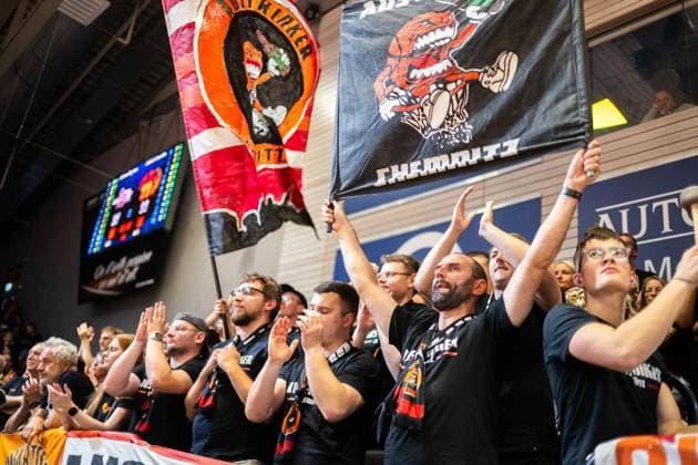BASKETBALL EASYCREDIT BBL MATCHDAY 4 SCIENCE CITY JENA NINERS CHEMNITZ ** FOR EDITORIAL USE ONLY ** EDITORIAL USE ONLY ** Oct. 4, 2026 Jena Basketball easyCredit BBL 1 Basketball Bundesliga 2026–2027 Season, Matchday 4, Sparkassen Arena, Science City Jena, NINERS Chemnitz in the photo; fans from Chemnitz, Germany, Thuringia, Jena. Copyright SaschaxFromm Copyright: SaschaxFromm doc87vvwbwnps01fotbf17is ,EDITORIAL USE ONLY Copyright: SaschaxFromm