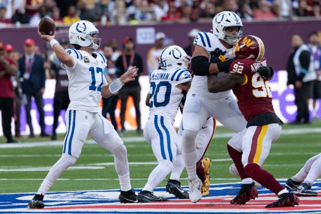 92 Dorance Armstrong (DE) Washington Commanders run in the block from 75 Jalen Travis (OT) Indianapolis Colts. 17 Daniel Jones (QB) Indianapolis Colts pass the ball. Indianapolis Colts vs Washington Commanders, American Football, NFL, American Football Herren, USA Week 4, 2026, 04.10.2026 Tottenham Tottenham Hotspur Stadium Vereinigtes Königreich Copyright: xPFA ThomasxMummertx