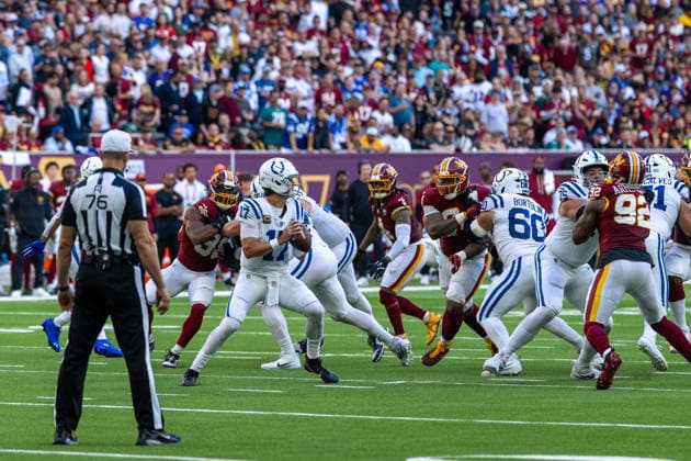 17 Daniel Jones (QB) Indianapolis Colts search a target to pass. Indianapolis Colts vs Washington Commanders, American Football, NFL, American Football Herren, USA Week 4, 2026, 04.10.2026 Tottenham Tottenham Hotspur Stadium Vereinigtes Königreich Copyright: xPFA ThomasxMummertx