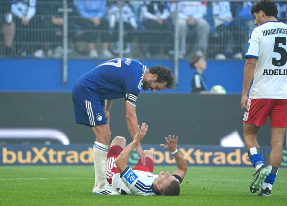 Photo: A smiling Thomas DELANEY helps the exhausted Miro MUHEIM. HSV Soccer Bundesliga, friendly match on Sun, Oct. 4, 2026. Hamburger SV vs. FC Copenhagen