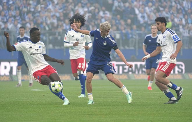 Photo: Gunnar OLSEN 45 vs. Kofi AMOAKO (HSV) and, on the right, Martin ADELINE (HSV). Bundesliga soccer, friendly match on Sunday, October 4, 2026: Hamburger SV vs. FC Copenhagen