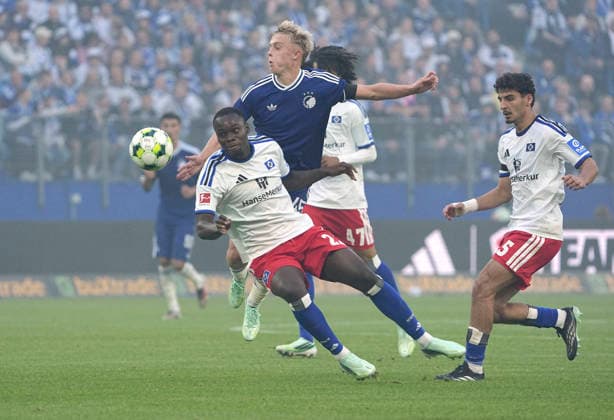 Photo: Gunnar OLSEN 45 vs. Kofi AMOAKO (HSV) and, on the right, Martin ADELINE (HSV). Bundesliga soccer, friendly match on Sunday, October 4, 2026: Hamburger SV vs. FC Copenhagen