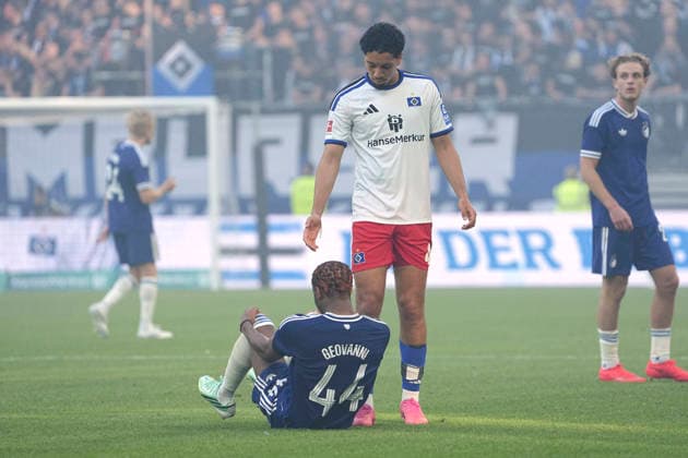 Photo by Bilal NADIR: HSV helps the injured Geovanni Vianney NDJEE back to his feet. Bundesliga, Friendly Match on Sun, Oct. 4, 2026: Hamburger SV vs. FC Copenhagen