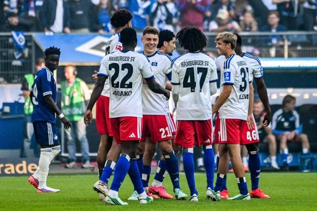 Nicolai Remberg of HSV scores with a header to make it 2–0 and celebrates with Kofi Amoako, Jason Bissi, Mouelle, Thierry Sedlatschek, and Louis Lemke. HSV, Germany, Hamburg, Volksparkstadion, soccer, Bundesliga 1, friendly, Hamburger SV, FC Copenhagen