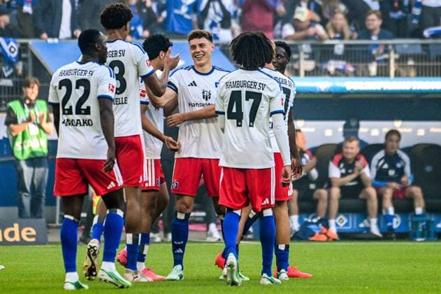 Nicolai Remberg of HSV scores with a header to make it 2–0 and celebrates with Kofi Amoako, Jason Bissi, Mouelle, Martin, Adeline, and Thierry Sedlatschek. HSV, Germany, Hamburg, Volksparkstadion, soccer, Bundesliga 1, friendly, Hamburger SV, FC Copenhagen