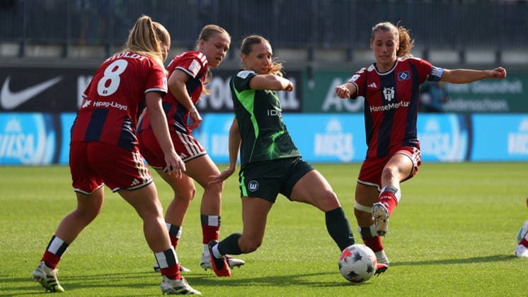 VfL vs. HSV, Women s Bundesliga, Wolfsburg, October 4, 2026, Soccer, Women, Google Pixel Bundesliga, 2026–2027 Season, VfL Wolfsburg vs. Hamburger SV Lara Prasnikar (VfL Wolfsburg), Pauline Machtens (HSV), Svea Stoldt (HSV) AOK Stadium, Lower Saxony, Germany