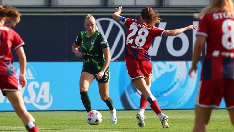 VfL vs. HSV, Women s Bundesliga, Wolfsburg, October 4, 2026, Soccer, Women, Google Pixel Bundesliga, 2026–2027 Season, VfL Wolfsburg vs. Hamburger SV, Ella Paddemor (VfL Wolfsburg), Pauline Machtens (HSV), AOK Stadium, Lower Saxony, Germany