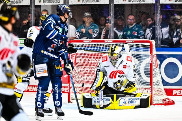 Juha Jatkola, Krefeld Pinguine, 32; Cole Maier, Iserlohn Roosters, 14; GER; Iserlohn Roosters vs. Krefeld Pinguine; ice hockey; Penny DEL; Matchday 6; 2026–2027 season; October 4, 2026, GER, Iserlohn Roosters vs. Krefeld Pinguine, Ice Hockey, Penny DEL, Matchday 6, 2026–2027 Season, October 4, 2026, Iserlohn Copyright: xJonasxBrockmann Eibner-Pressefotox EP_JBN