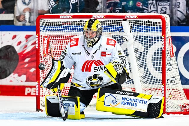 Juha Jatkola, Krefeld Pinguine, 32, holds the puck, GER, Iserlohn Roosters vs. Krefeld Pinguine, ice hockey, Penny DEL, Matchday 6, 2026–2027 season, October 4, 2026, GER, Iserlohn Roosters vs. Krefeld Pinguine, Ice Hockey, Penny DEL, Matchday 6, 2026–2027 Season, October 4, 2026, Iserlohn Copyright: xJonasxBrockmann Eibner-Pressefotox EP_JBN