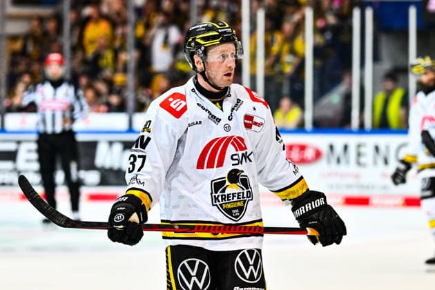 Max Newton Krefeld Pinguine, 37, GER, Iserlohn Roosters vs. Krefeld Pinguine, Ice Hockey, Penny DEL, Matchday 6, 2026–2027 Season, October 4, 2026, GER, Iserlohn Roosters vs. Krefeld Pinguine, Ice Hockey, Penny DEL, Matchday 6, 2026–2027 Season, October 4, 2026, Iserlohn Copyright: xJonasxBrockmann Eibner-Pressefotox EP_JBN