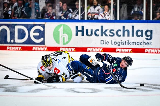 Julian Napravnik, Iserlohn Roosters, 75; Mathew Santos, Krefeld Pinguine, 95; GER; Iserlohn Roosters vs. Krefeld Pinguine; Ice Hockey; Penny DEL; Matchday 6; 2026–2027 Season; October 4, 2026, GER, Iserlohn Roosters vs. Krefeld Pinguine, Ice Hockey, Penny DEL, Matchday 6, 2026–2027 Season, October 4, 2026, Iserlohn Copyright: xJonasxBrockmann Eibner-Pressefotox EP_JBN