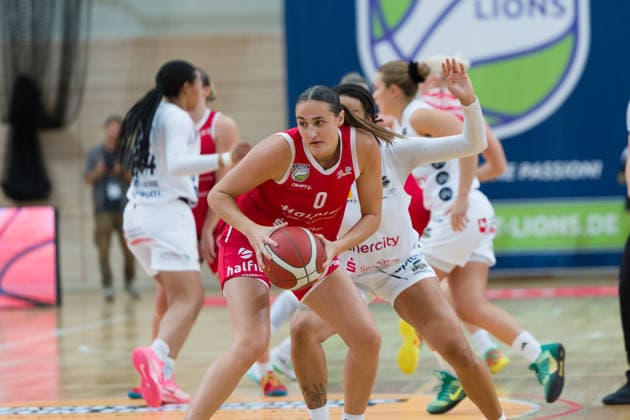 Alexia Allesch (Lions), 0; Alyssa Brown (Luchse), 44; halfit Lions vs. TK Hannover Luchse, Women s Basketball, 1st Bundesliga, DBBL, Matchday 1 of the 2026–27 season, April 10, 2026, SWH Arena, Saxony-Anhalt, Germany