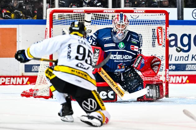 Mathew Santos, Krefeld Pinguine, 95; Andreas Andy Jenike, Iserlohn Roosters, 92, GER, Iserlohn Roosters vs. Krefeld Pinguine, Ice Hockey, Penny DEL, Matchday 6, 2026–2027 Season, October 4, 2026, GER, Iserlohn Roosters vs. Krefeld Pinguine, Ice Hockey, Penny DEL, Matchday 6, 2026–2027 Season, October 4, 2026, Iserlohn Copyright: xJonasxBrockmann Eibner-Pressefotox EP_JBN