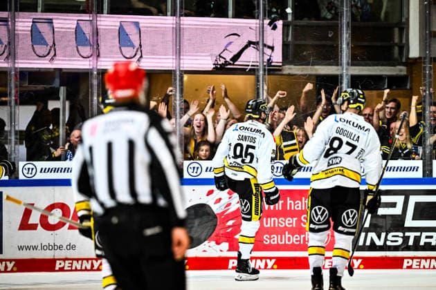 Goal celebration, cheering, joy Mathew Santos Krefeld Pinguine, 95, GER, Iserlohn Roosters vs. Krefeld Pinguine, ice hockey, Penny DEL, Matchday 6, 2026–2027 season, October 4, 2026, GER, Iserlohn Roosters vs. Krefeld Pinguine, Ice Hockey, Penny DEL, Matchday 6, 2026–2027 Season, October 4, 2026, Iserlohn Copyright: xJonasxBrockmann Eibner-Pressefotox EP_JBN