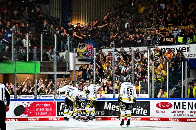 Goal celebration, cheering, joy Mathew Santos Krefeld Pinguine, 95 Max Gildon Krefeld Pinguine, 8 Davis Vandane Krefeld Pinguine, 55 Marcel Mueller Krefeld Pinguine, 9, GER, Iserlohn Roosters vs. Krefeld Pinguine, Ice Hockey, Penny DEL, Matchday 6, 2026–2027 Season, October 4, 2026, GER, Iserlohn Roosters vs. Krefeld Pinguine, Ice Hockey, Penny DEL, Matchday 6, 2026–2027 Season, October 4, 2026, Iserlohn Copyright: xJonasxBrockmann Eibner-Pressefotox EP_JBN