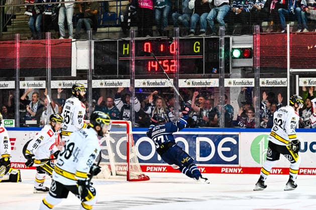 Goal celebration, cheering, joy for Emil Johansson, Iserlohn Roosters, 57, GER, Iserlohn Roosters vs. Krefeld Pinguine, ice hockey, Penny DEL, Matchday 6, 2026–2027 season, October 4, 2026, GER, Iserlohn Roosters vs. Krefeld Pinguine, ice hockey, Penny DEL, Matchday 6, 2026–2027 season, October 4, 2026, Iserlohn Copyright: xJonasxBrockmann Eibner-Pressefotox EP_JBN