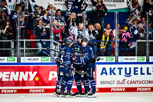 Goal celebration, celebration, joy from goal scorer Peter Quennville of the Iserlohn Roosters, 89 Maximilian Eisenmenger of the Iserlohn Roosters, 41 Julian Napravnik of the Iserlohn Roosters, 75 Peter Spornberger of the Iserlohn Roosters, 50, GER, Iserlohn Roosters vs. Krefeld Pinguine, ice hockey, Penny DEL, Matchday 6, 2026–2027 season, October 4, 2026, GER, Iserlohn Roosters vs. Krefeld Pinguine, Ice Hockey, Penny DEL, Matchday 6, 2026–2027 Season, October 4, 2026 Iserlohn Copyright: xJonasxBrockmann Eibner-Pressefotox EP_JBN