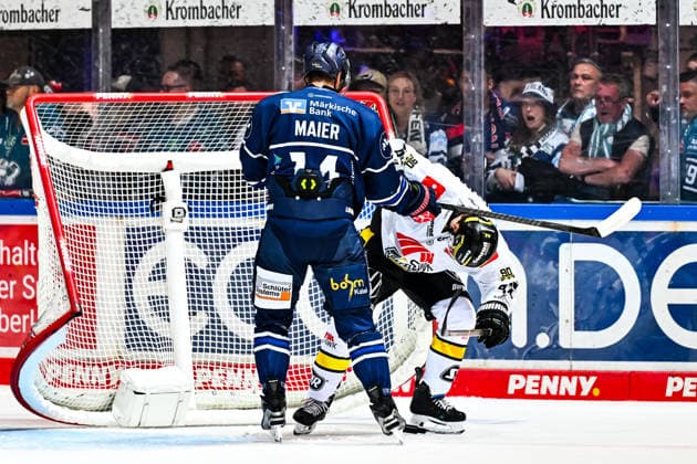 Cole Maier (Iserlohn Roosters, 14) checks Zach Dybowski (Krefeld Pinguine, 44), GER, Iserlohn Roosters vs. Krefeld Pinguine, Ice Hockey, Penny DEL, Matchday 6, 2026–2027 Season, October 4, 2026, GER, Iserlohn Roosters vs. Krefeld Pinguine, Ice Hockey, Penny DEL, Matchday 6, 2026–2027 Season, October 4, 2026, Iserlohn Copyright: xJonasxBrockmann Eibner-Pressefotox EP_JBN