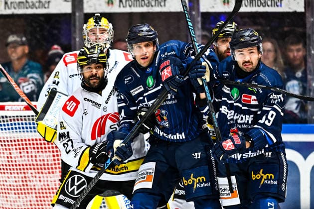 C J Suess, Krefeld Pinguine, 27; Juha Jatkola, Krefeld Pinguine, 32; Cole Maier, Iserlohn Roosters, 14; Peter Quennville, Iserlohn Roosters, 89, GER, Iserlohn Roosters vs. Krefeld Pinguine, Ice Hockey, Penny DEL, Matchday 6, 2026–2027 Season, October 4, 2026, GER, Iserlohn Roosters vs. Krefeld Pinguine, Ice Hockey, Penny DEL, Matchday 6, 2026–2027 Season, October 4, 2026 Iserlohn Copyright: xJonasxBrockmann Eibner-Pressefotox EP_JBN
